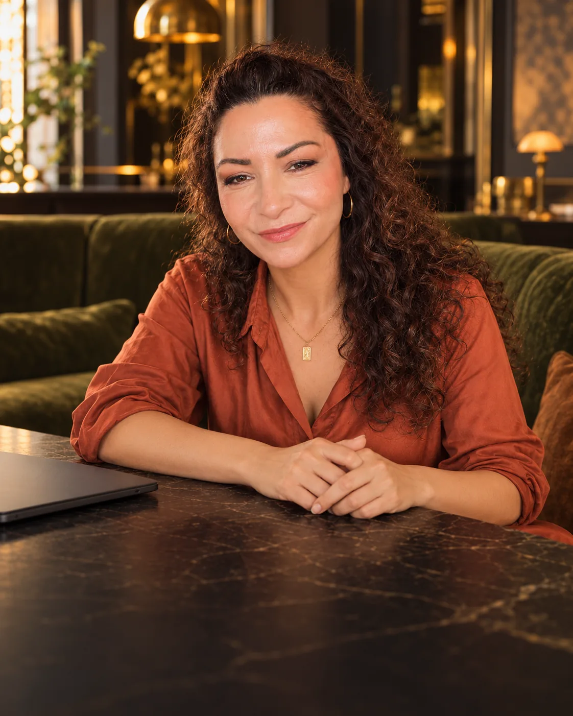 Cathrin Ruf sitzt lächelnd an einem Tisch